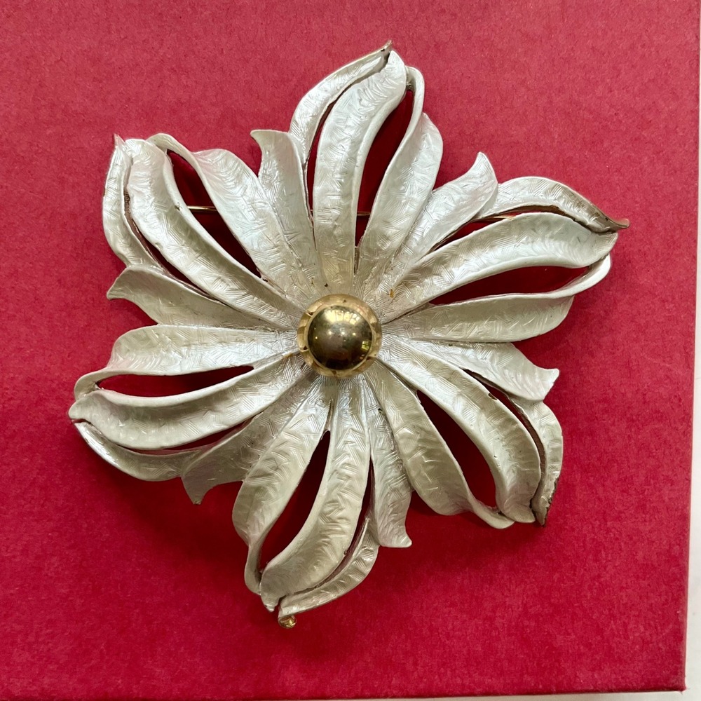 Celebrity NY‎ Signed VTG White Flower Brooch Pin Gold Tone Textured Petals 1960s